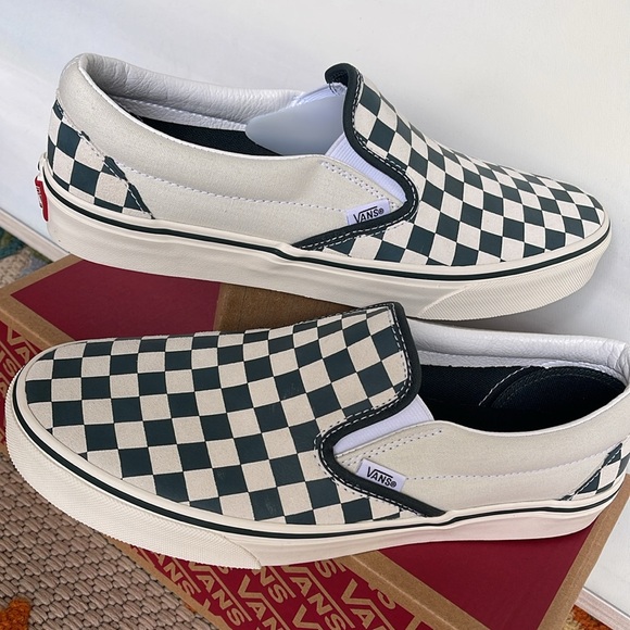 Vans WMNS Classic Slip-On
Checkerboard Green/True White 
VN000BVZBGN
Sneakers - Picture 11 of 16